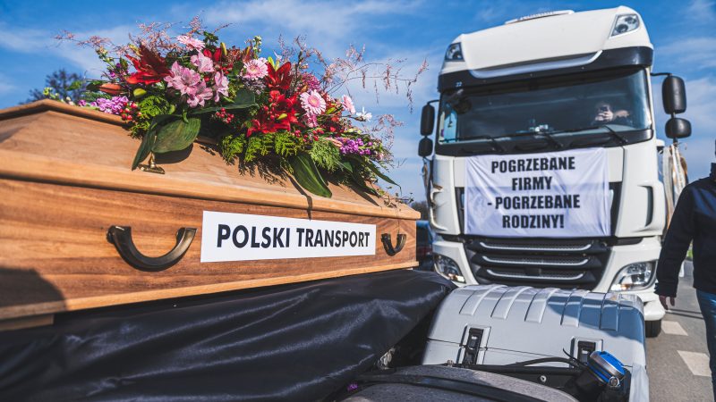 Symboliczny protest przewoźników drogowych walczących o przetrwanie
