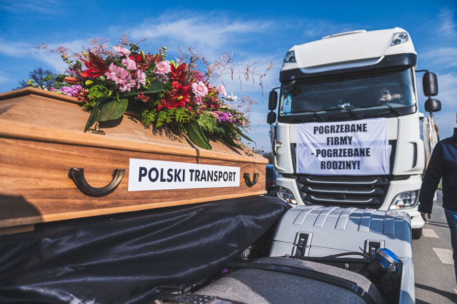 Symboliczny protest przewoźników drogowych walczących o przetrwanie