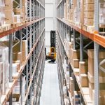 Automatyczny wózek VNA STILL między regałami wysokiego składowania