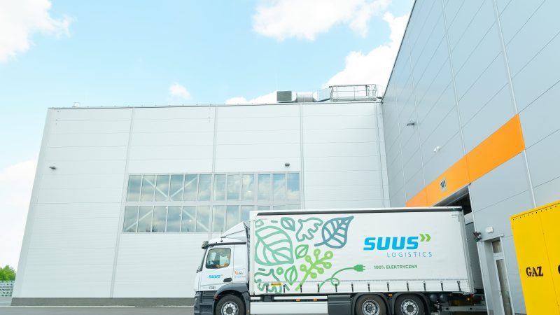 Niskoemisyjny transport profili aluminiowych elektryczną ciężarówką