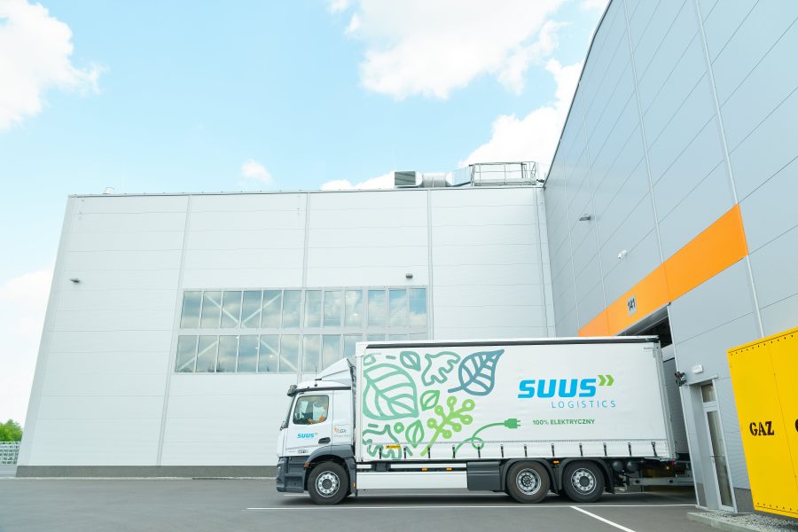 Niskoemisyjny transport profili aluminiowych elektryczną ciężarówką