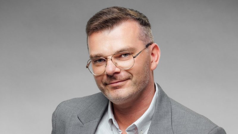 Innowacyjne stanowiska do pakowania – jak ułatwiają pracę?