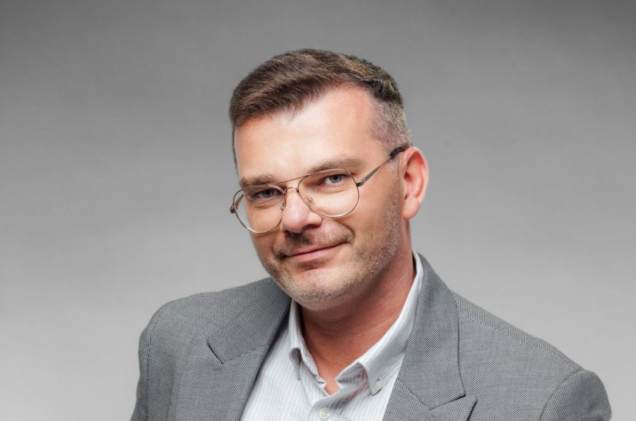 Innowacyjne stanowiska do pakowania – jak ułatwiają pracę?