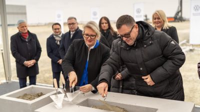 Wmurowano kamień węgielny pod nowe hale do produkcji elektrycznego Craftera