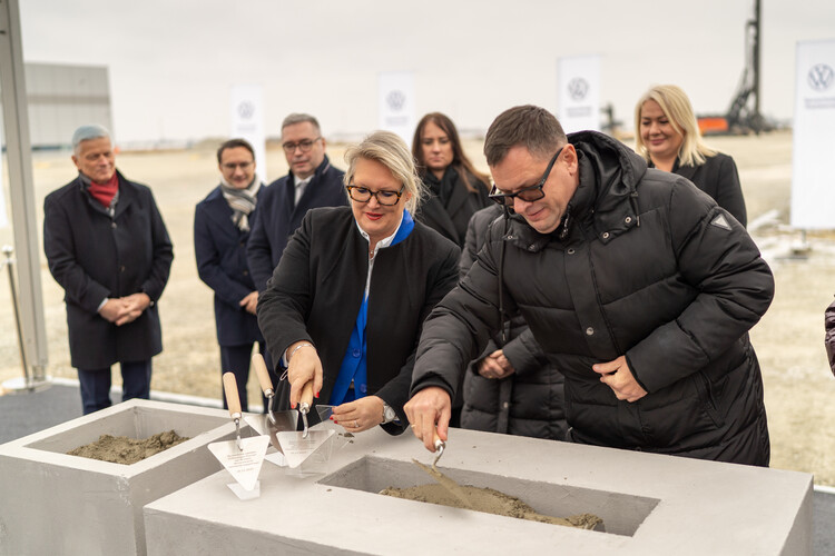 Wmurowano kamień węgielny pod nowe hale do produkcji elektrycznego Craftera