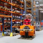 W magazynie wysokiego składowania SaMASZ zastosowanie znajdują wózki do kompletacji pionowej STILL PXV.