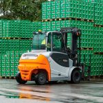 Elektryczny wózek widłowy STIL RX 60-60 Li-Ion w magazynie Heineken.