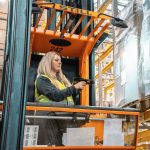 Wózek systemowy VNA STILL MX-X w magazynie wysokiego składowania Heineken.