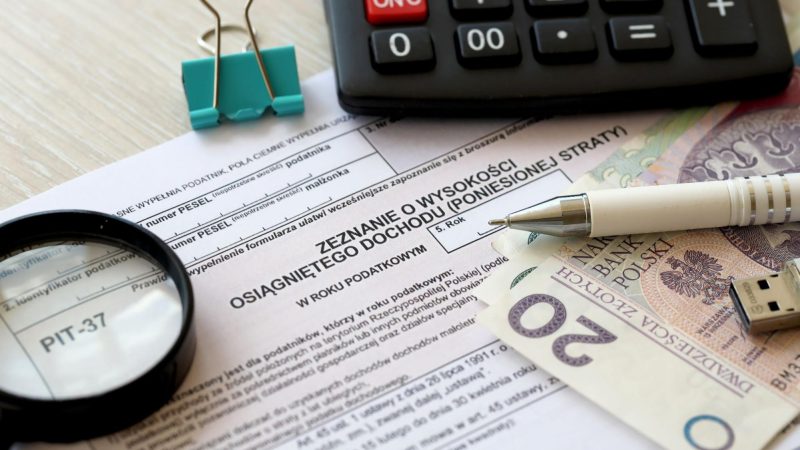 różne przedmioty leżące na druku formularza PIT-37