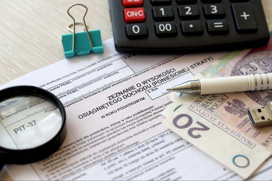 różne przedmioty leżące na druku formularza PIT-37