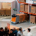 Pokaz pracy autonomicznego wózka unoszącego do obsługi załadunku ciężarówek STILL AXL 15 iGo