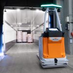 Automatyczny wózek unoszący STILL AXL iGo w Colruyt podczas automatycznego rozładunku ciężarówki